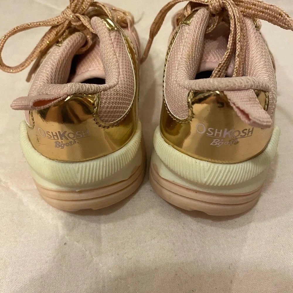 Oshkosh B’gosh Sneakers size 7 (FL)